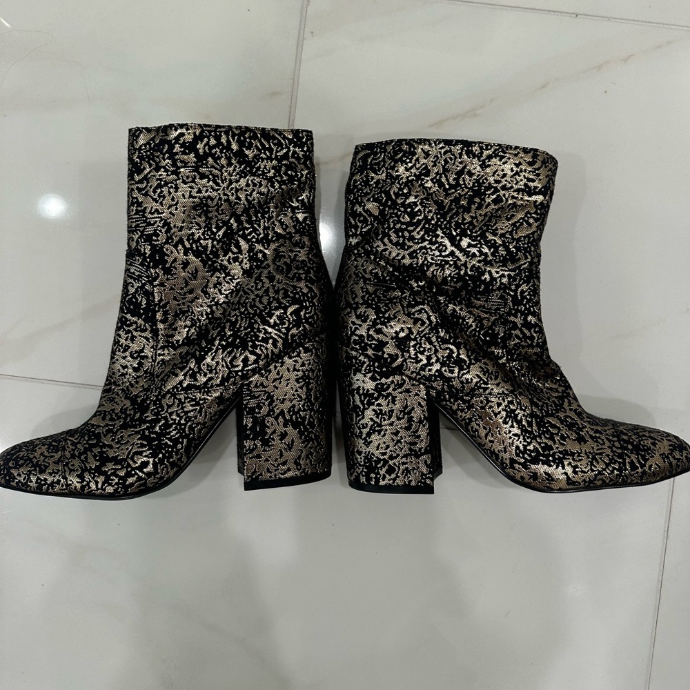 Statement boots black and gold
